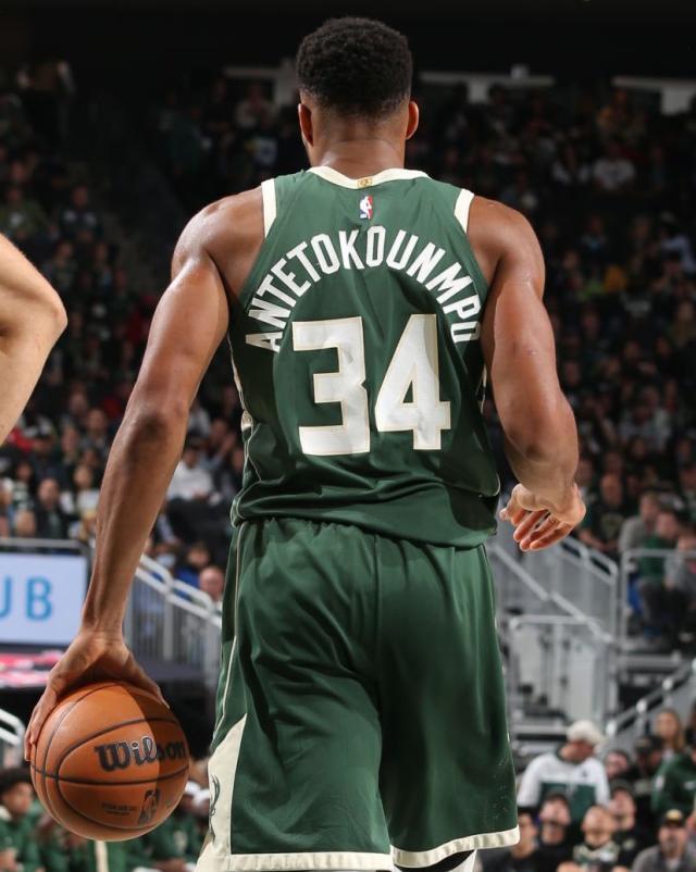 字母哥43分破网绝非只靠蛮力 他的武器库再次升级